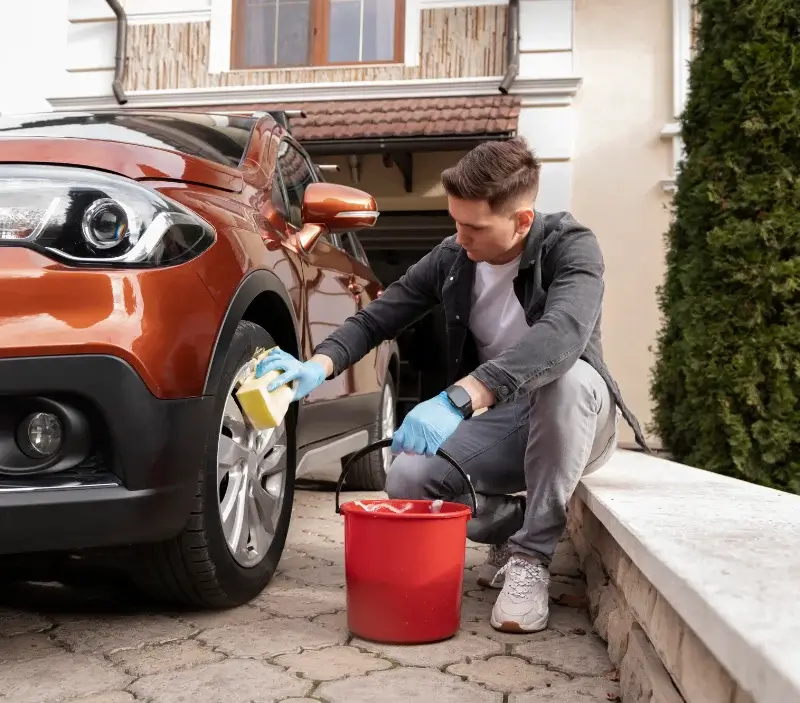 Lavage auto à domicile Boussac-Bourg : professionnel intervenant sur un véhicule